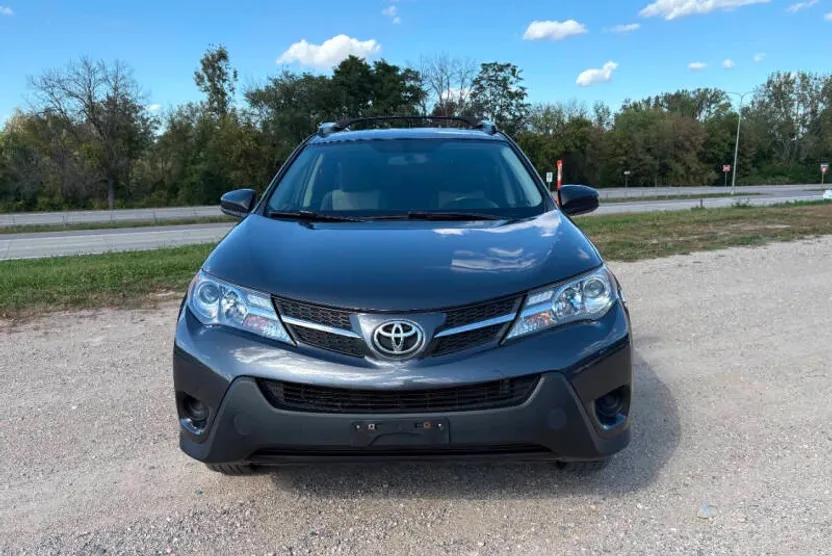 2015 Toyota RAV4 LE photo 1