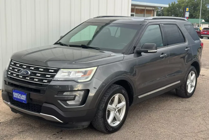 2017 Ford Explorer XLT photo 1