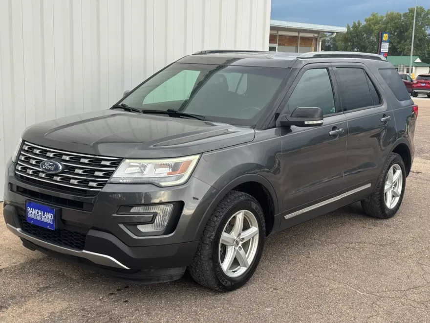 2017 Ford Explorer XLT photo 1