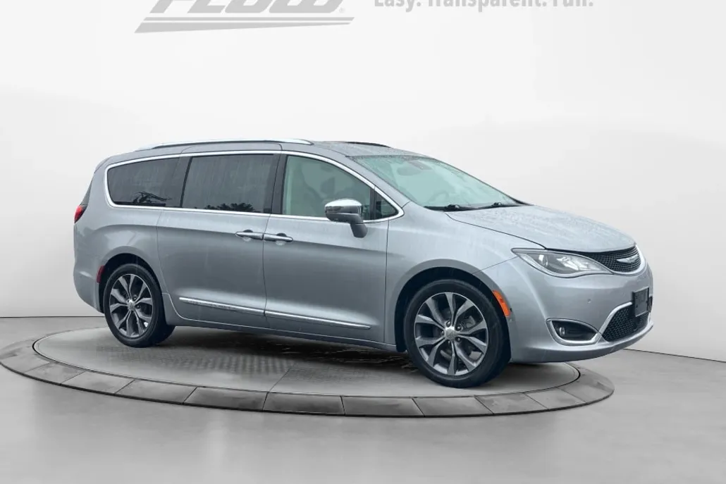 2017 Chrysler Pacifica Limited photo 1