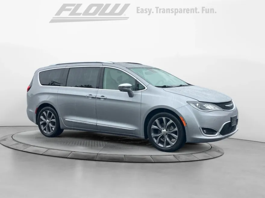 2017 Chrysler Pacifica Limited photo 1