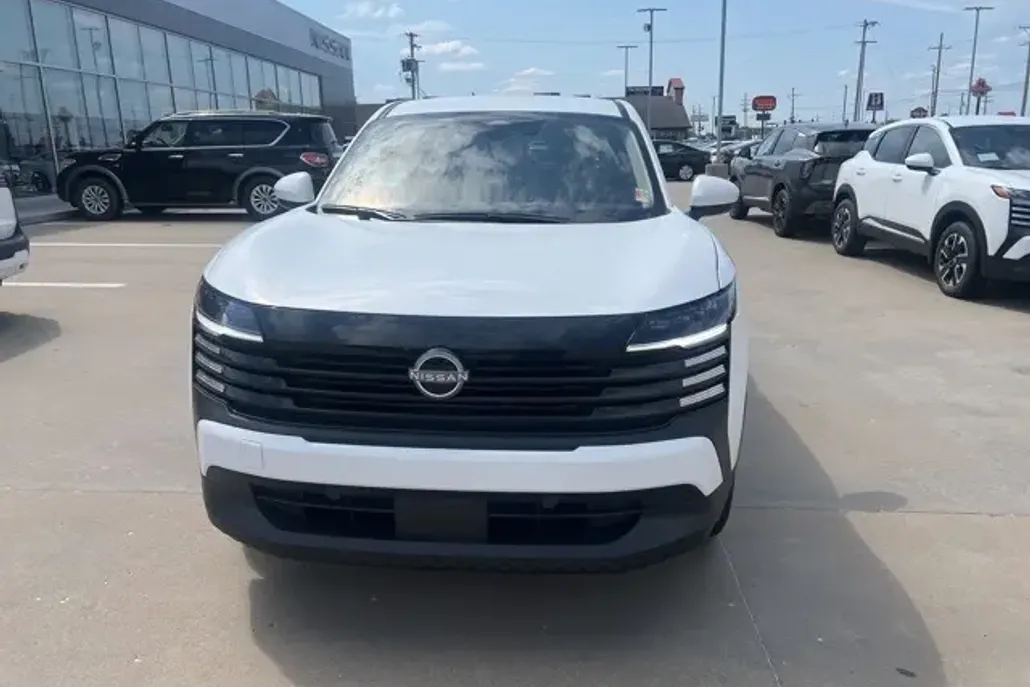 2025 Nissan Kicks SV photo 1
