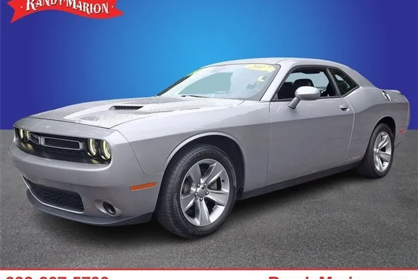 2017 Dodge Challenger SXT photo 1