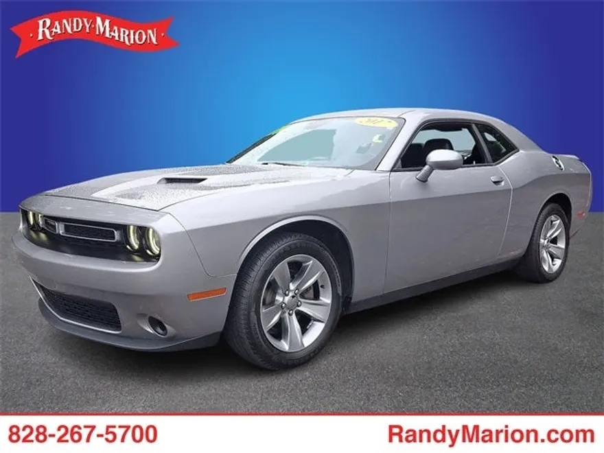 2017 Dodge Challenger SXT photo 1