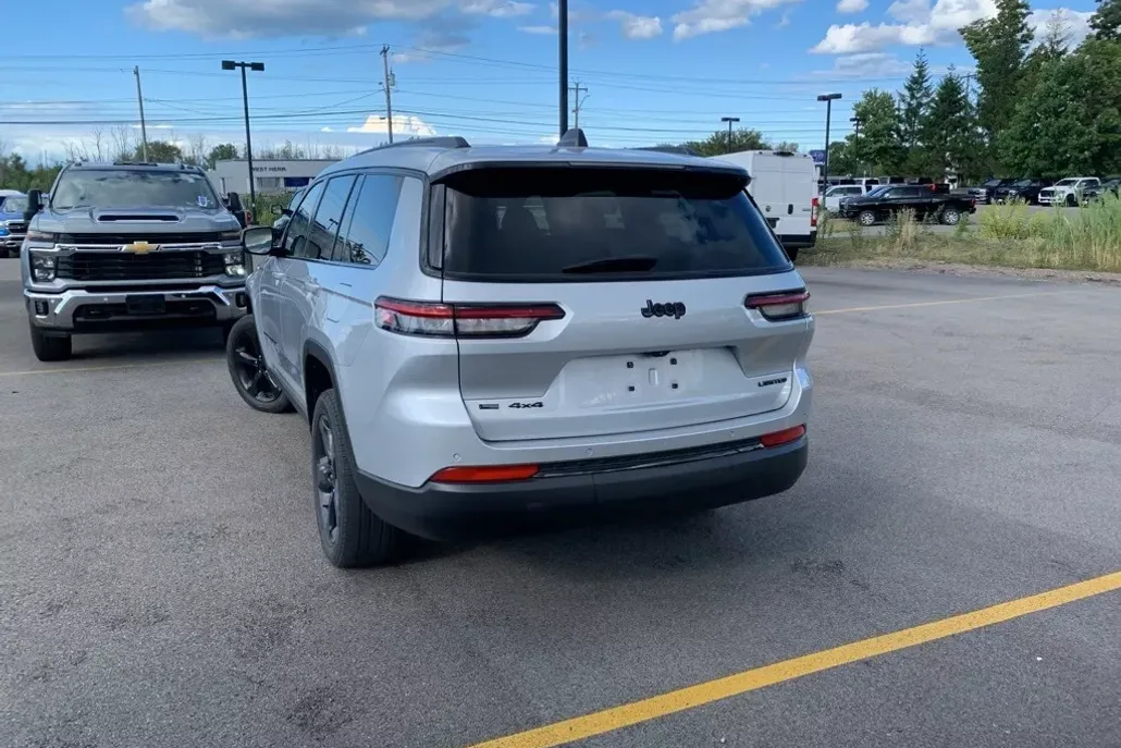 2023 Jeep Grand Cherokee Limited photo 1