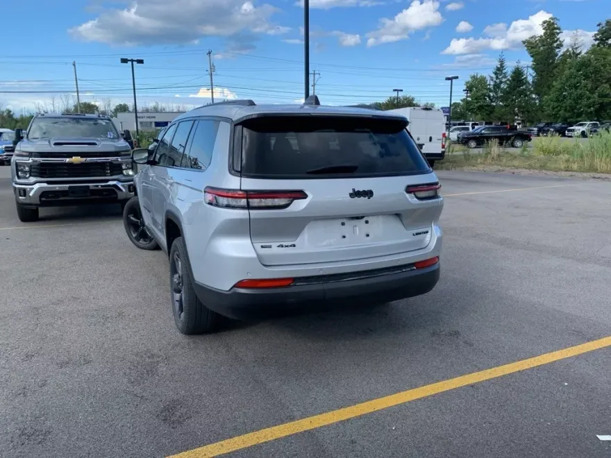2023 Jeep Grand Cherokee Limited photo 1