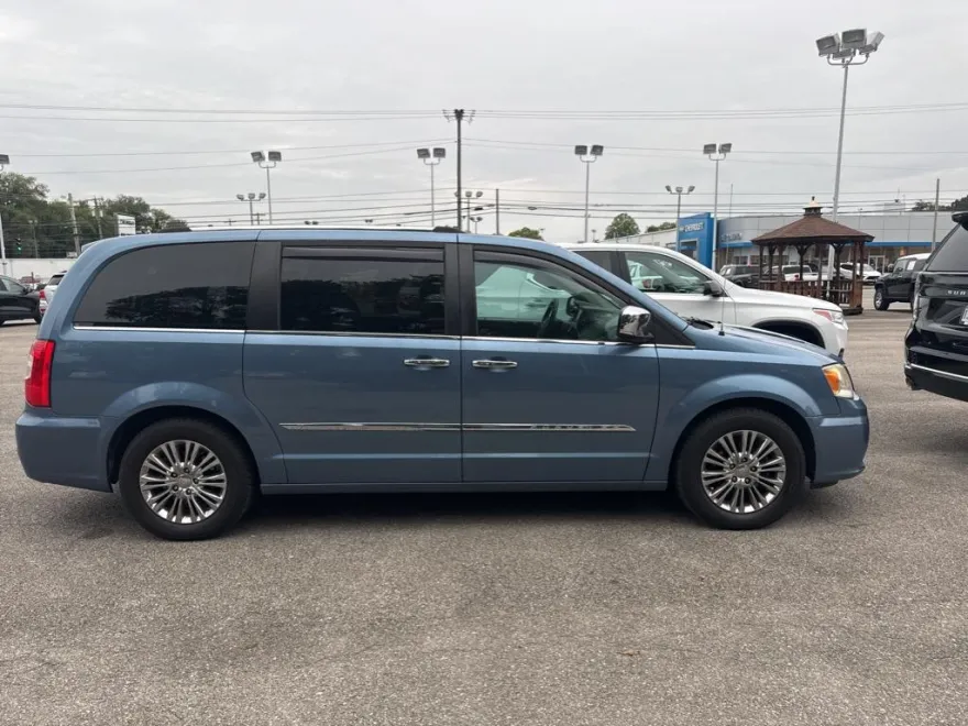 2011 Chrysler Town & Country Limited photo 1
