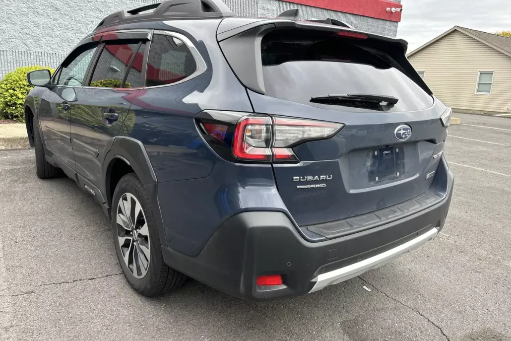 2023 Subaru Outback Limited photo 1