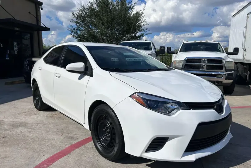 2016 Toyota Corolla LE photo 1