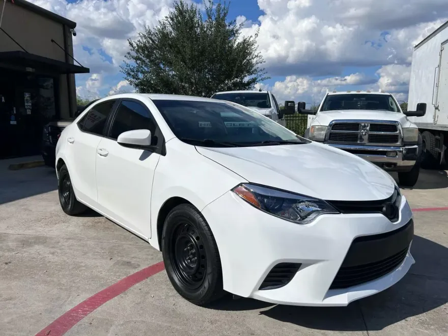 2016 Toyota Corolla LE photo 1