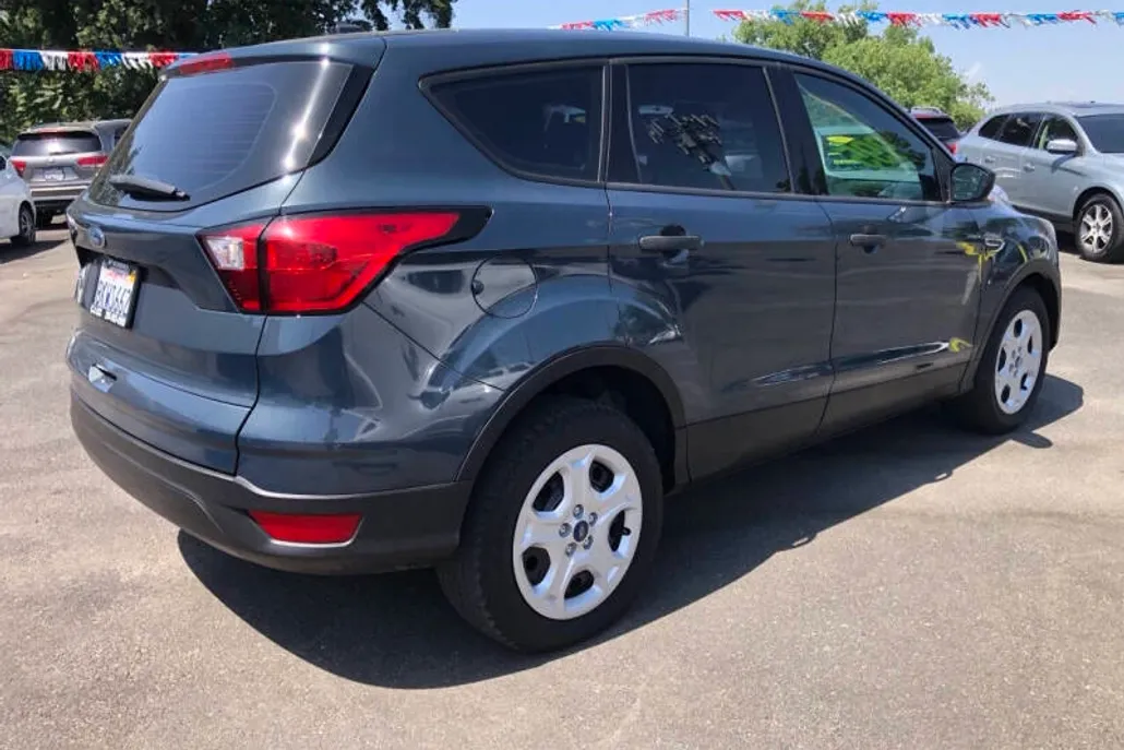 2019 Ford Escape S photo 1