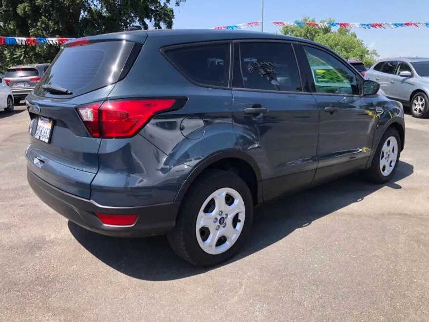 2019 Ford Escape S photo 1