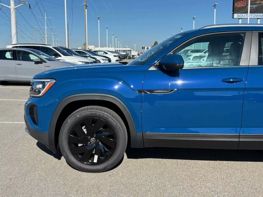 2025 Volkswagen Atlas Cross Sport SE Technology photo 1