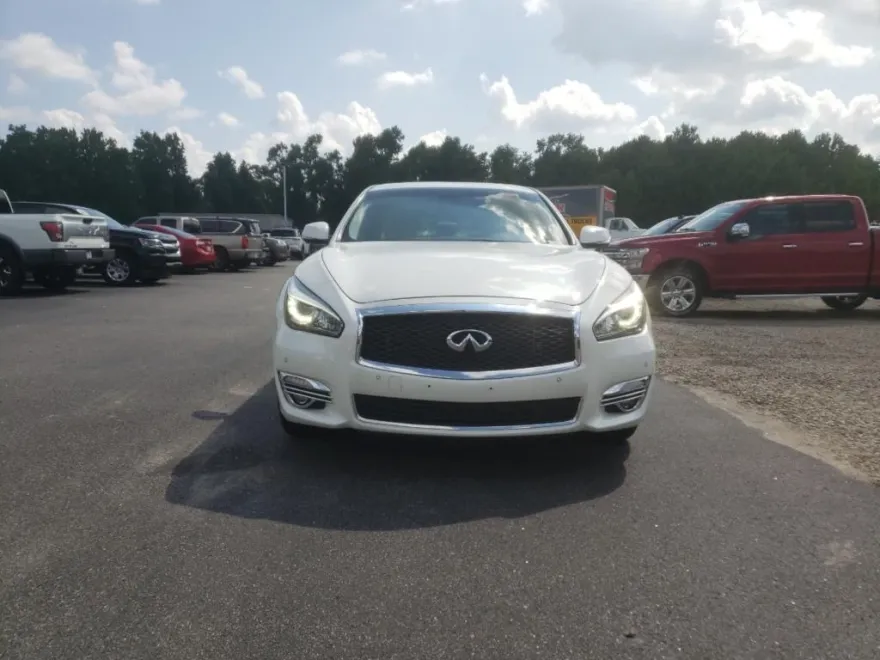 2019 Infiniti Q70 photo 1