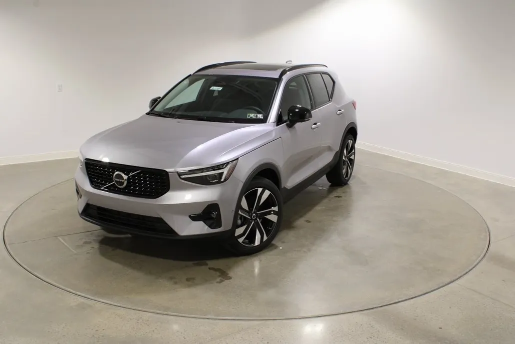 2026 Volvo XC40 Plus photo 1