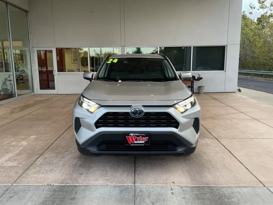 2024 Toyota RAV4 Hybrid XLE photo 1