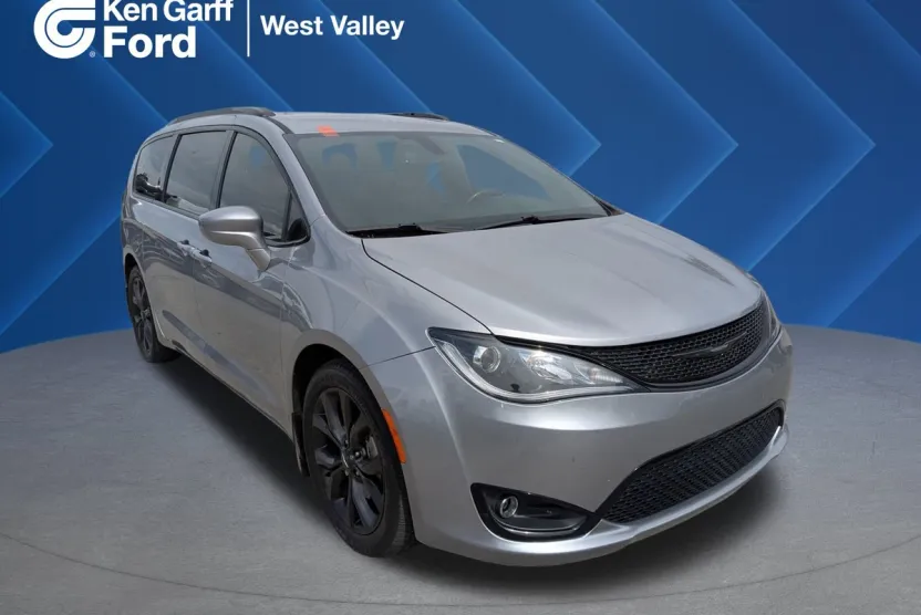 2020 Chrysler Pacifica Touring Plus photo 1