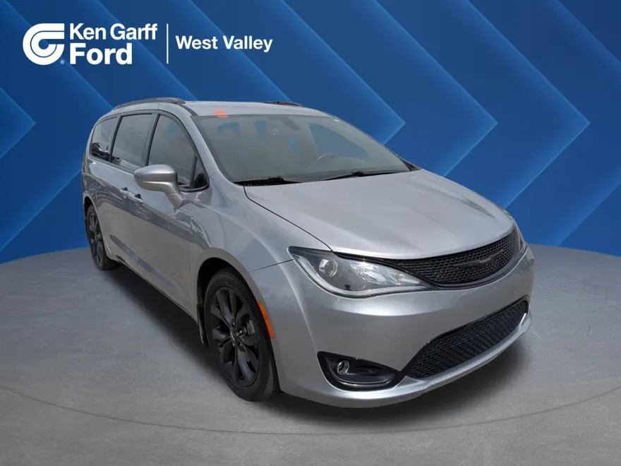 2020 Chrysler Pacifica Touring Plus photo 1