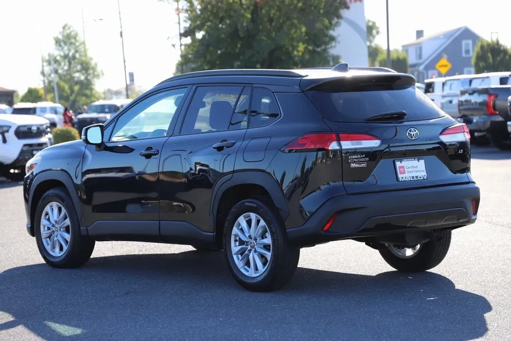 2024 Toyota Corolla Cross LE photo 1