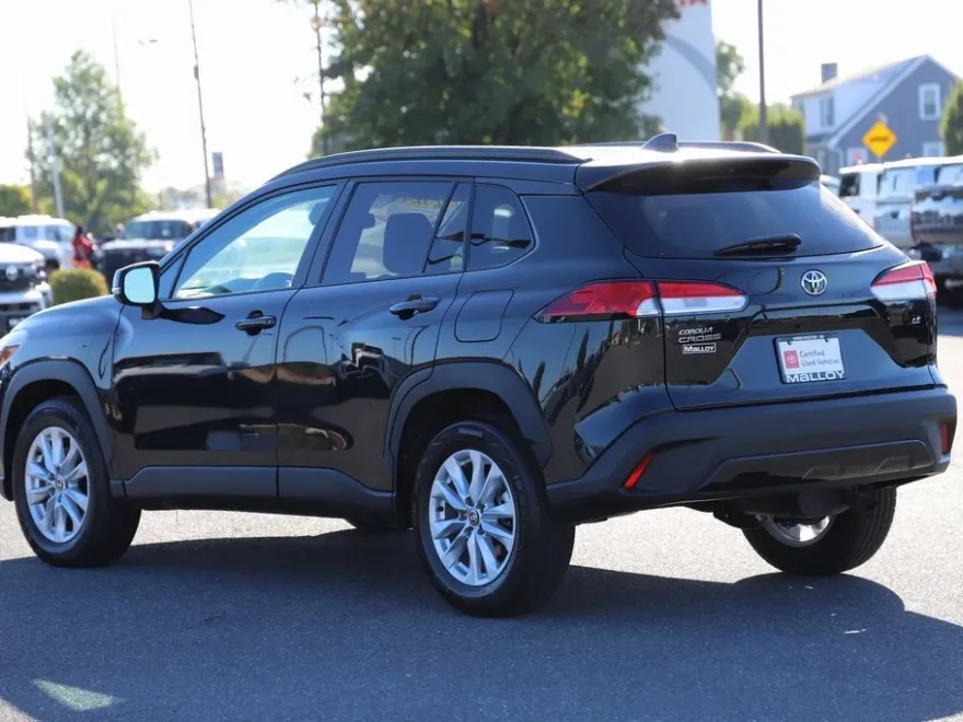 2024 Toyota Corolla Cross LE photo 1