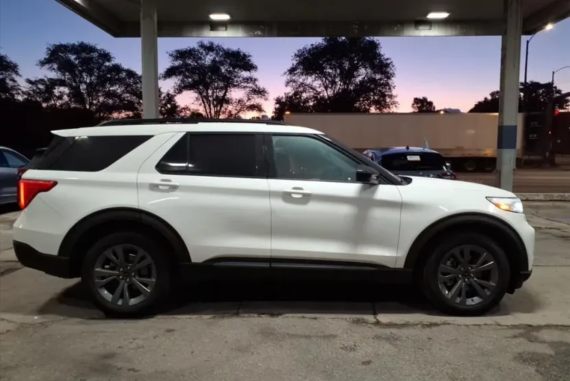 2022 Ford Explorer XLT photo 1