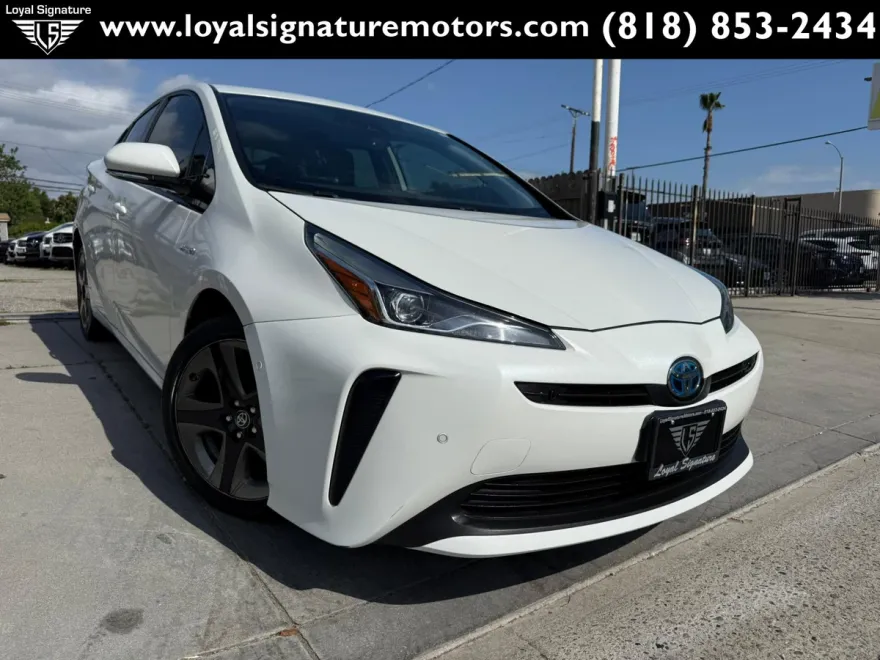 2019 Toyota Prius XLE photo 1