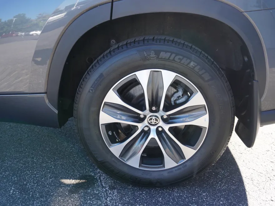 2022 Toyota Highlander XLE photo 1
