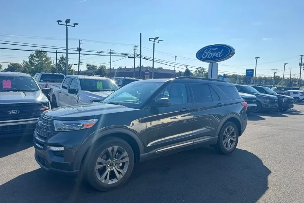 2021 Ford Explorer XLT photo 1