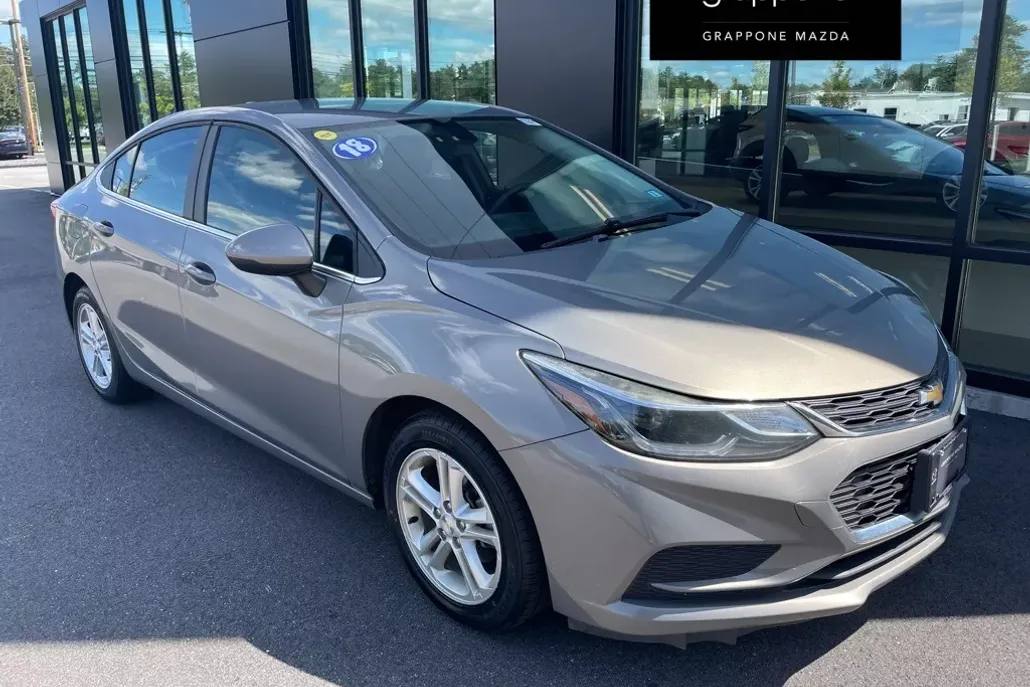 2018 Chevrolet Cruze LT photo 1
