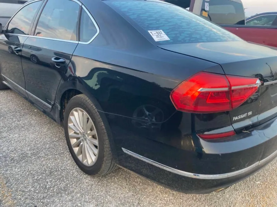 2016 Volkswagen Passat TDI SE photo 1