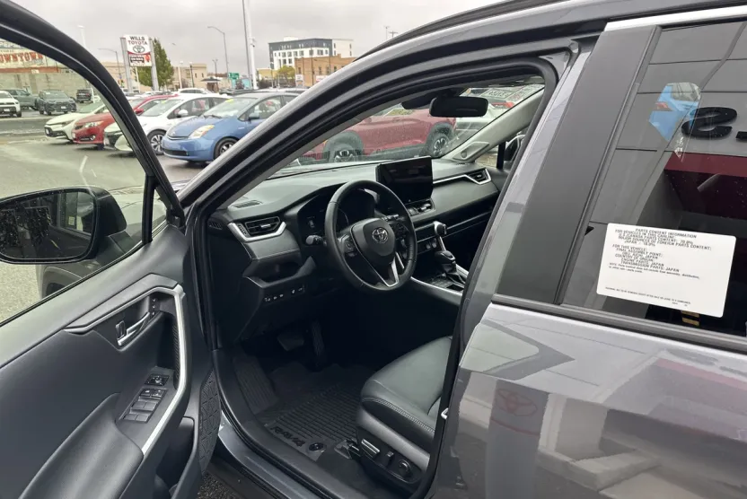 2025 Toyota RAV4 XLE Premium photo 1