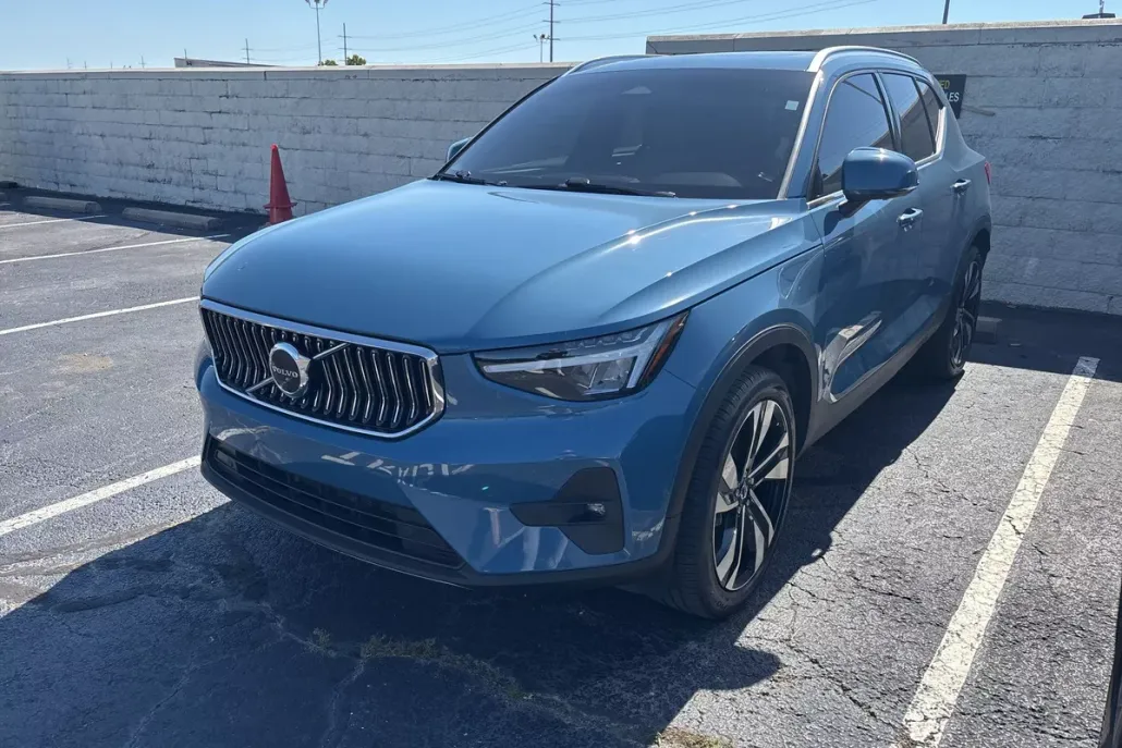 2023 Volvo XC40 Ultimate photo 1