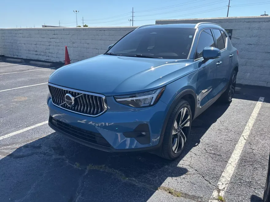 2023 Volvo XC40 Ultimate photo 1