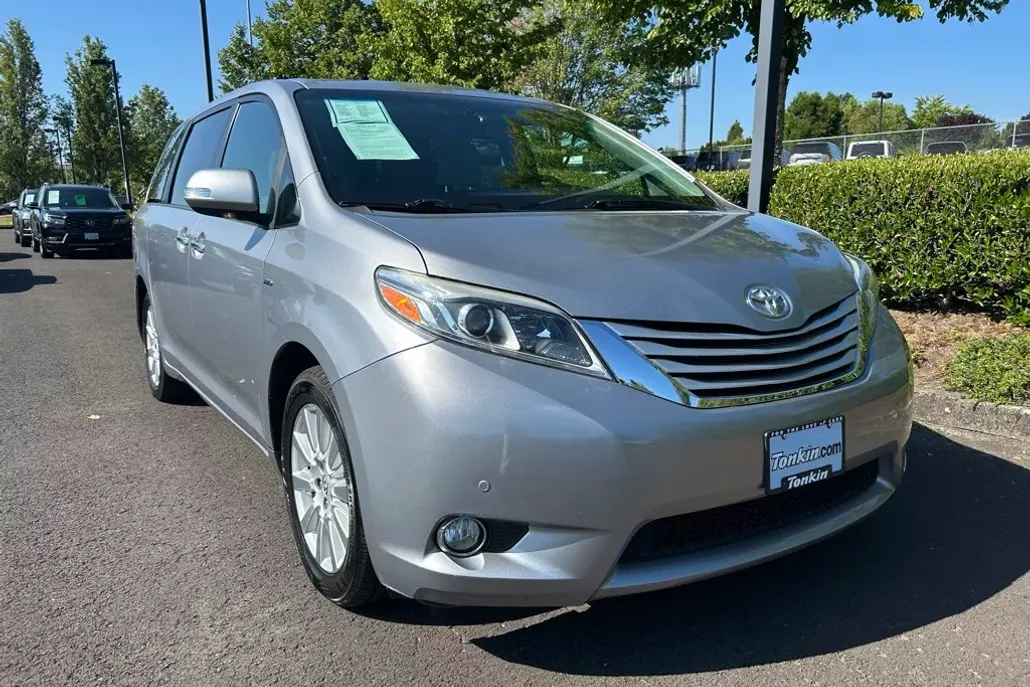2017 Toyota Sienna Limited Premium photo 1