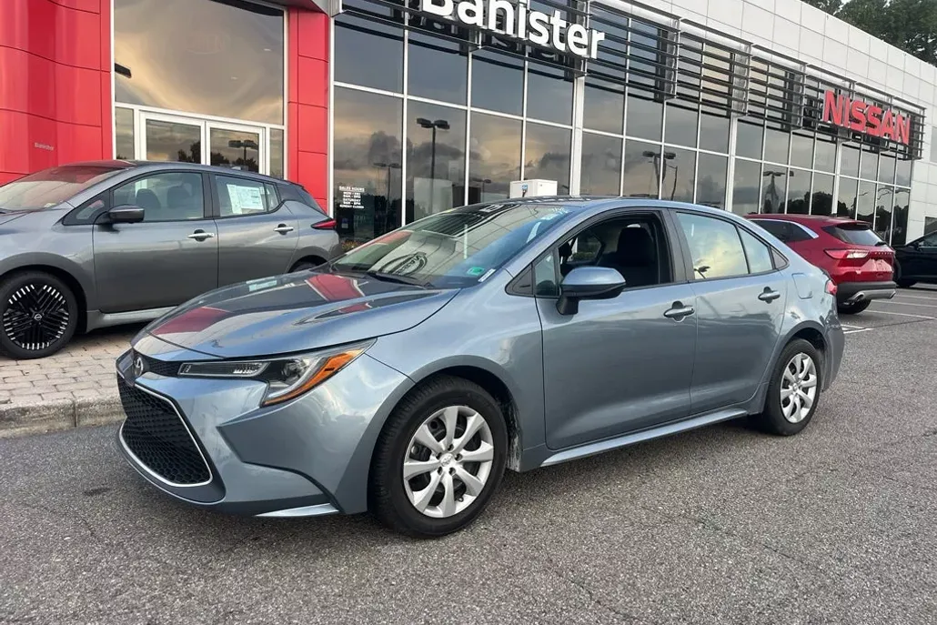 2022 Toyota Corolla LE photo 1