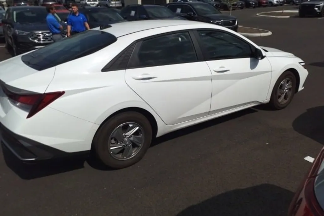 2025 Hyundai Elantra SE photo 1