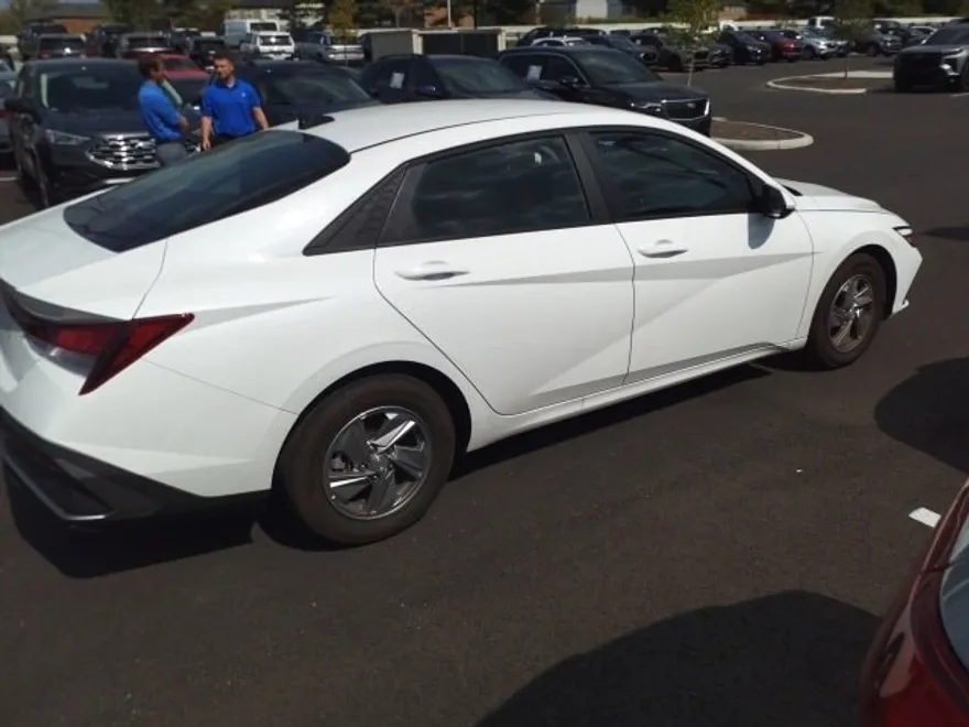 2025 Hyundai Elantra SE photo 1