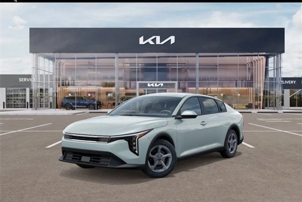 2025 Kia K4 LXS photo 1