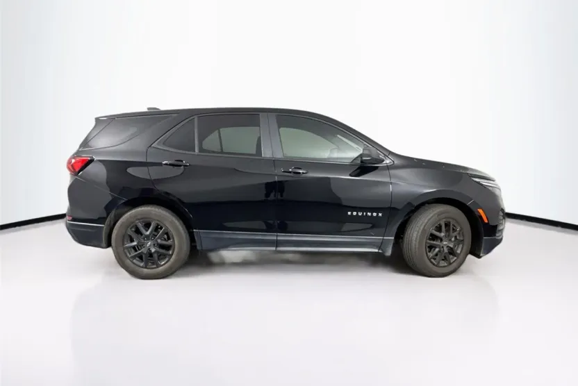 2022 Chevrolet Equinox LS photo 1