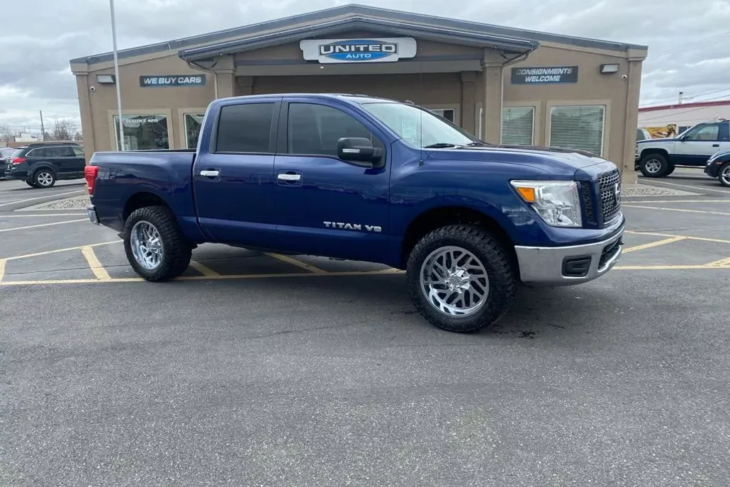 2019 Nissan Titan photo 1