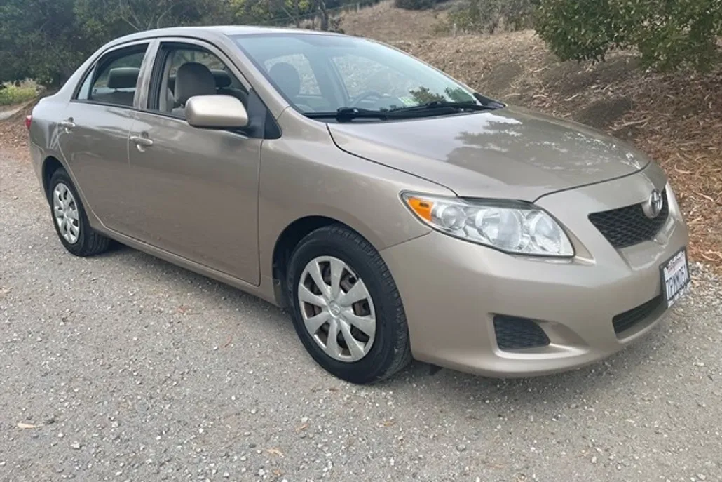 2009 Toyota Corolla LE photo 1