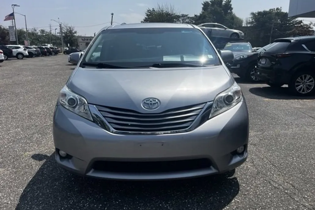 2017 Toyota Sienna XLE photo 1