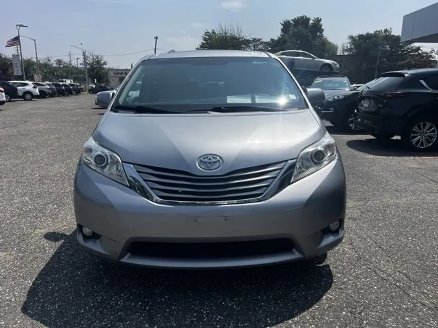 2017 Toyota Sienna XLE photo 1