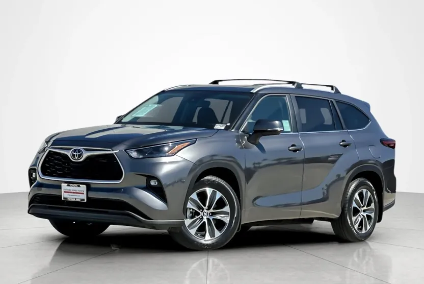 2023 Toyota Highlander XLE photo 1