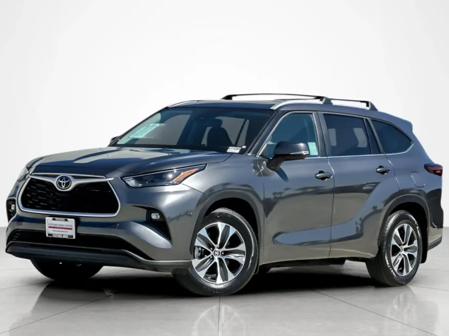 2023 Toyota Highlander XLE photo 1