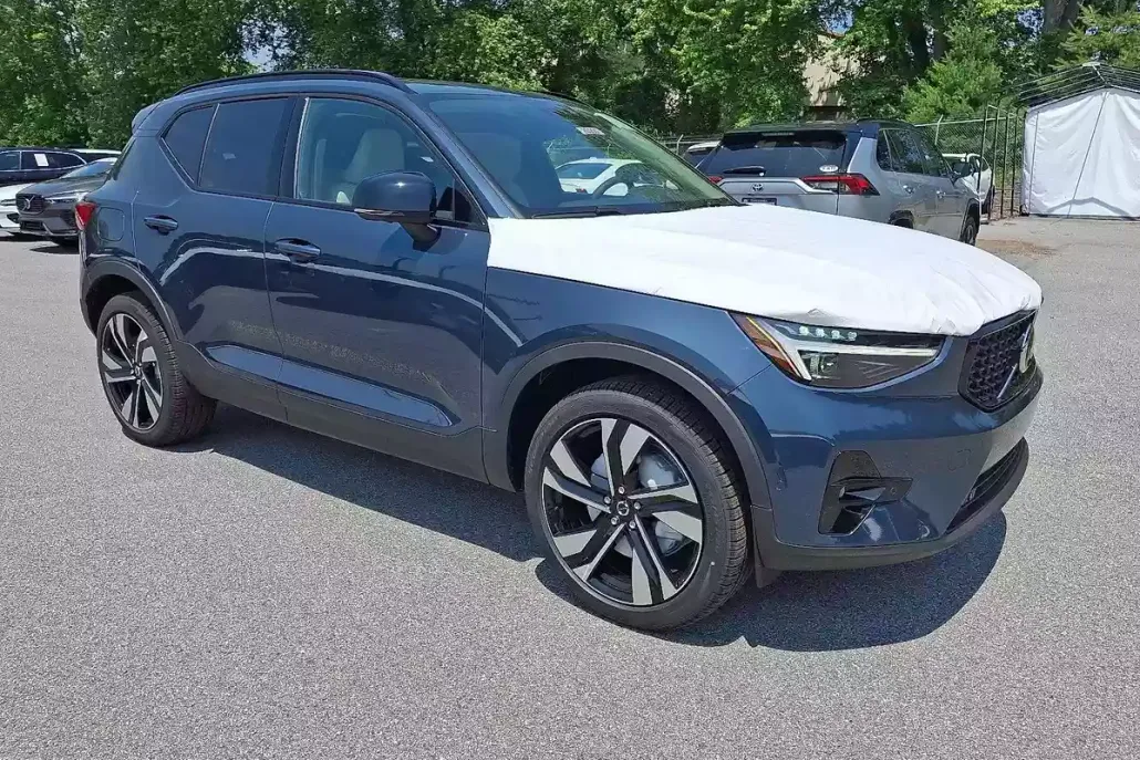 2026 Volvo XC40 photo 1