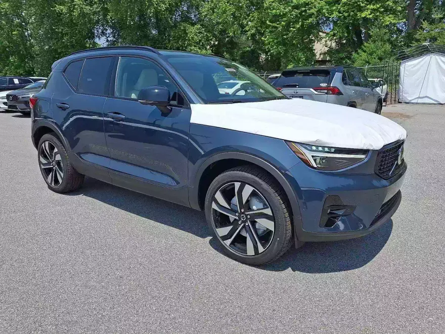 2026 Volvo XC40 photo 1