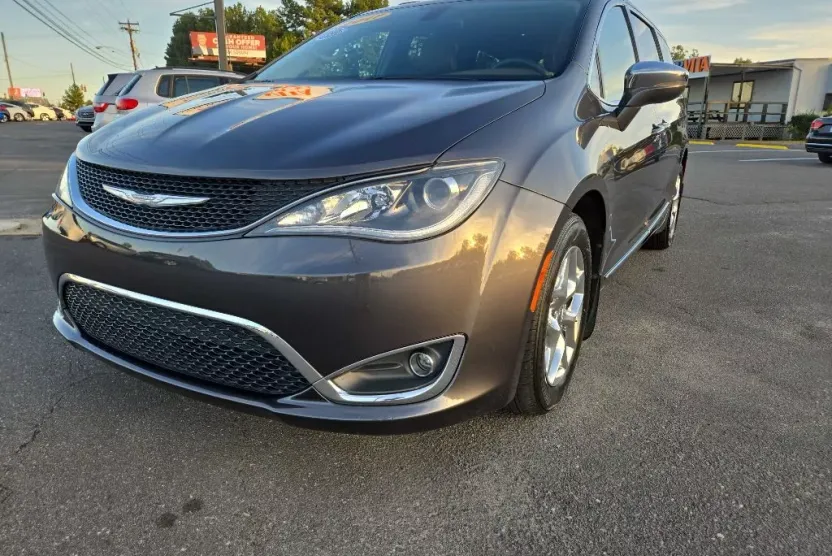 2017 Chrysler Pacifica Limited photo 1