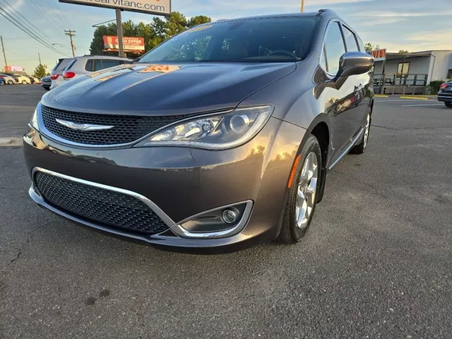 2017 Chrysler Pacifica Limited photo 1