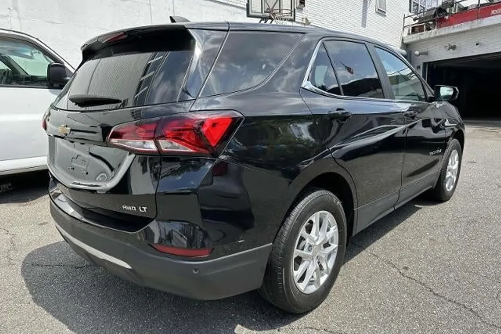 2022 Chevrolet Equinox LT photo 1